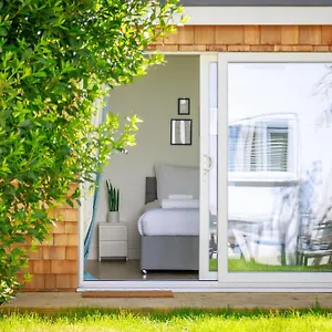 Newly Renovated 2 Bedroom With Garden Brighton